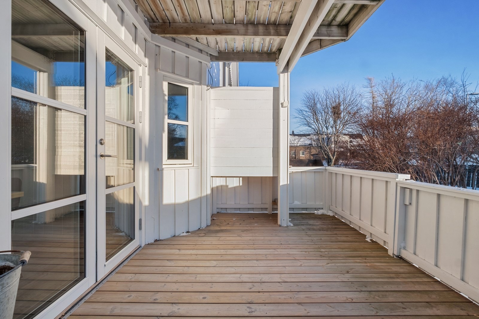 Terrassen er overbygd og har god plass til utemøblement. Galleribilde