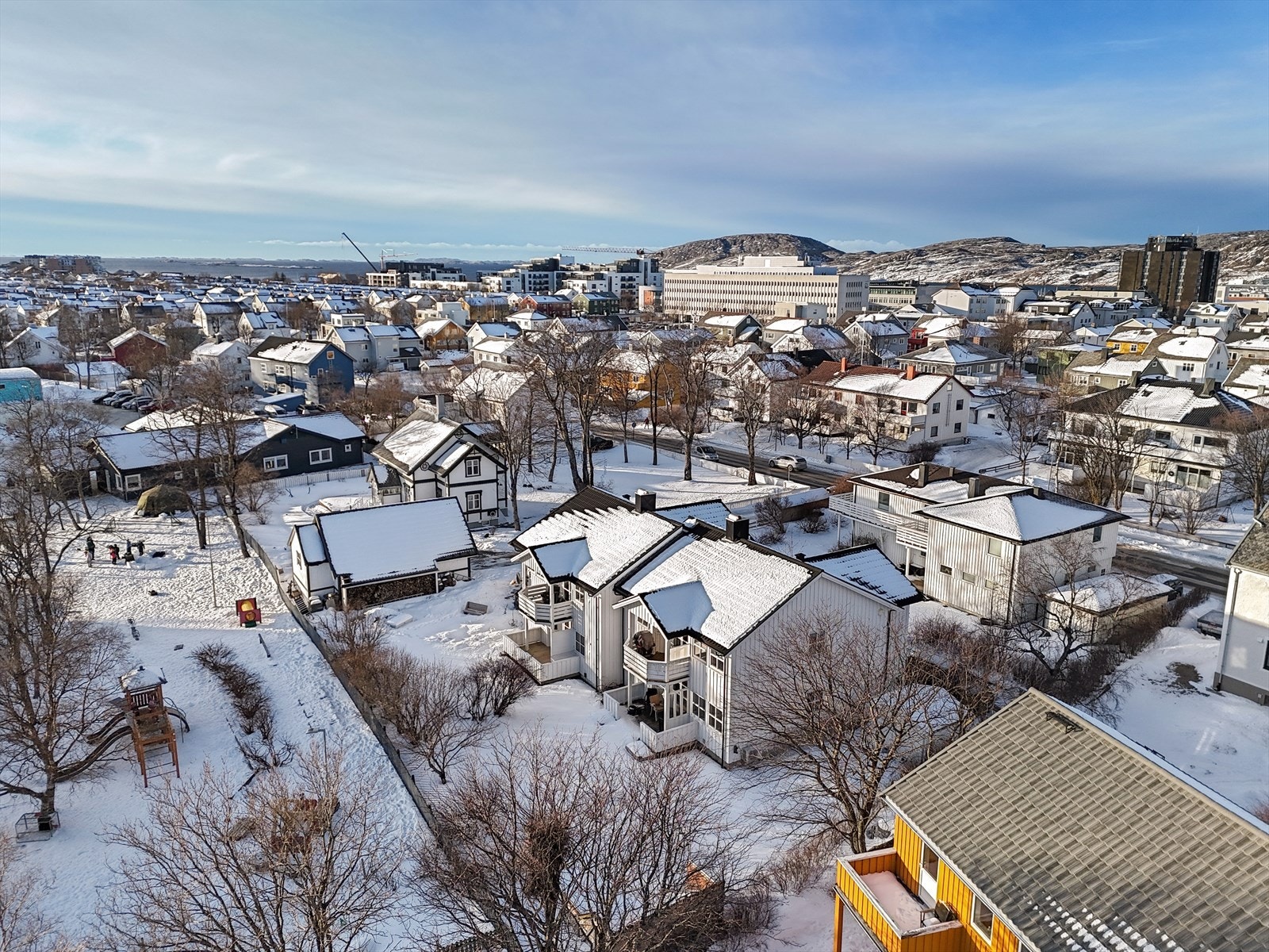 Uteområdet er usjenert og har gjerde/hekk mot naboeiendommene. Opparbeidet med bl.a. gressplen, blomster, frukttrær og ripsbusker. Galleribilde