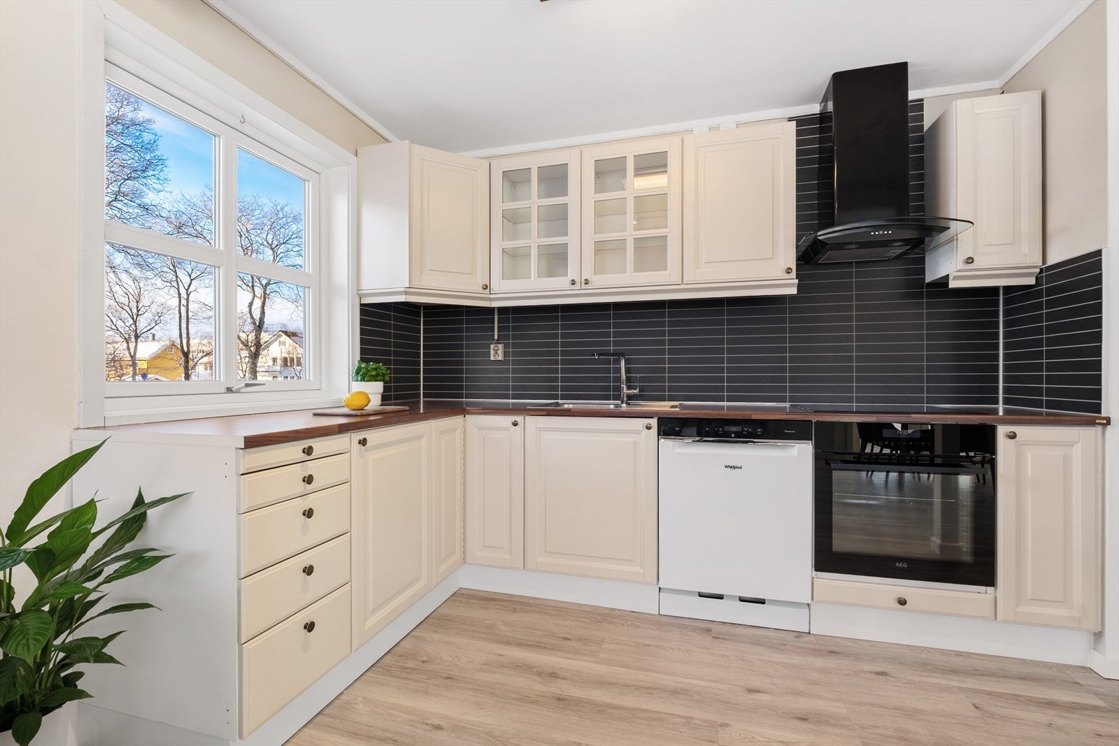 Kjøkkeninnredning fra byggeåret med profilerte fronter og laminat benkeplate. Godt med skap- og benkeplass. Galleribilde