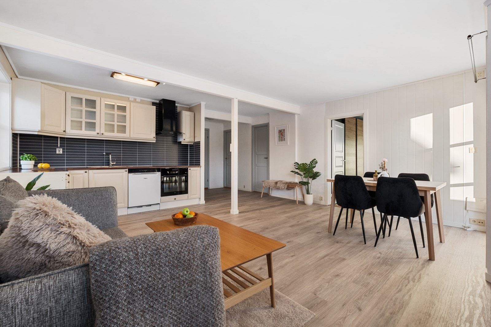 Stue og kjøkken ligger i åpen planløsning og utgjør til sammen et sosialt allrom. Rikelig med naturlig lysinnslipp. Galleribilde