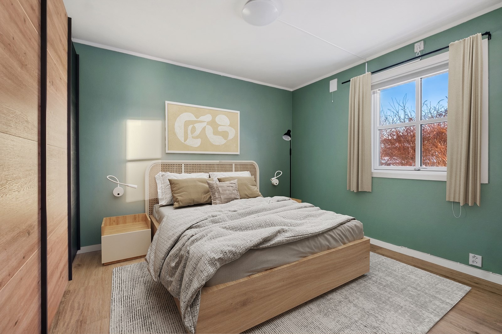 Leiligheten innehar to soverom av fin størrelse. Romslig skyvedørsgarderobe og lunt fargevalg på hovedsoverommet. Galleribilde