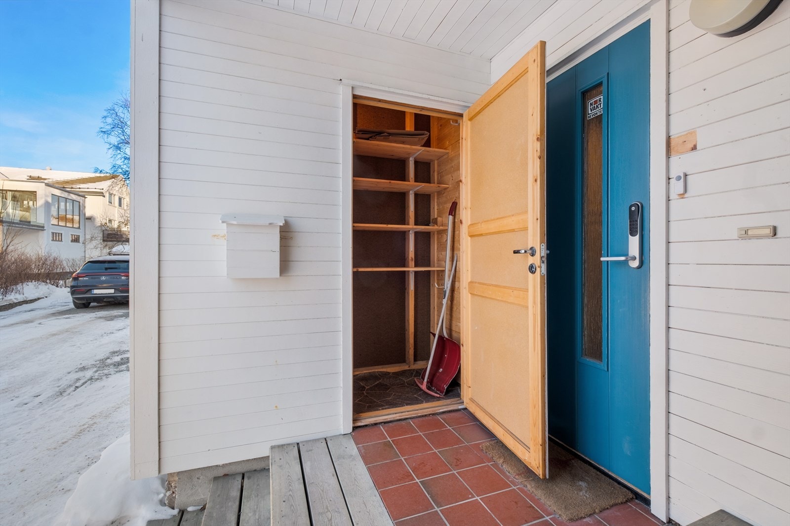 Tilhørende utebod beliggende i direkte tilknytning til inngangspartiet. Galleribilde