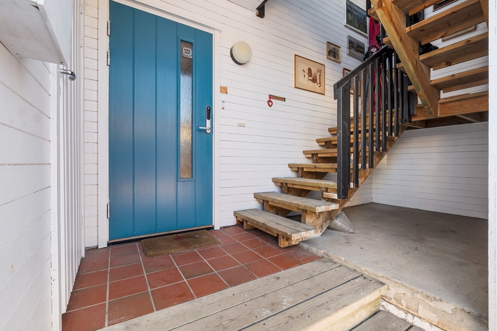 Du har adkomst via et overbygget inngangsparti. Leiligheten disponerer også arealet under trappen. Praktsik for diverse lagring eller sykkelparkering. Galleribilde