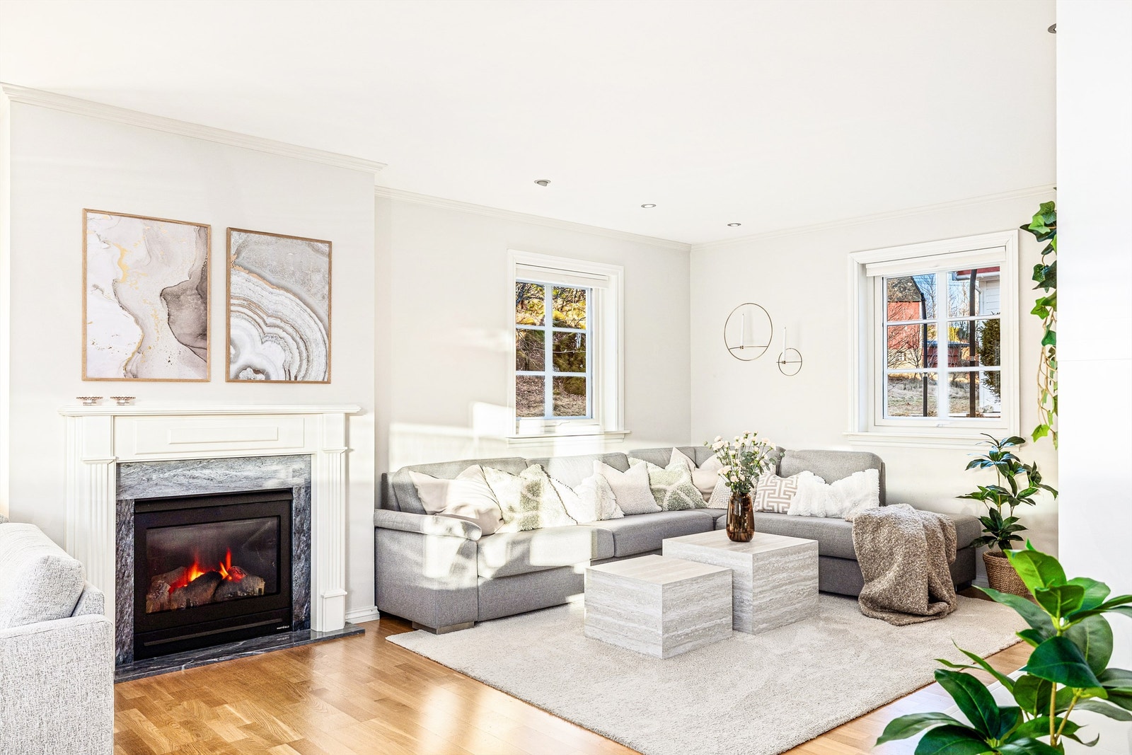 Inne i boligens hovedetasje finner vi en lys og åpen stue. Galleribilde