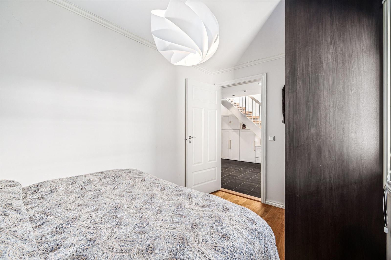 Rommet er av god størrelse og har plass til garderobeskap. Galleribilde