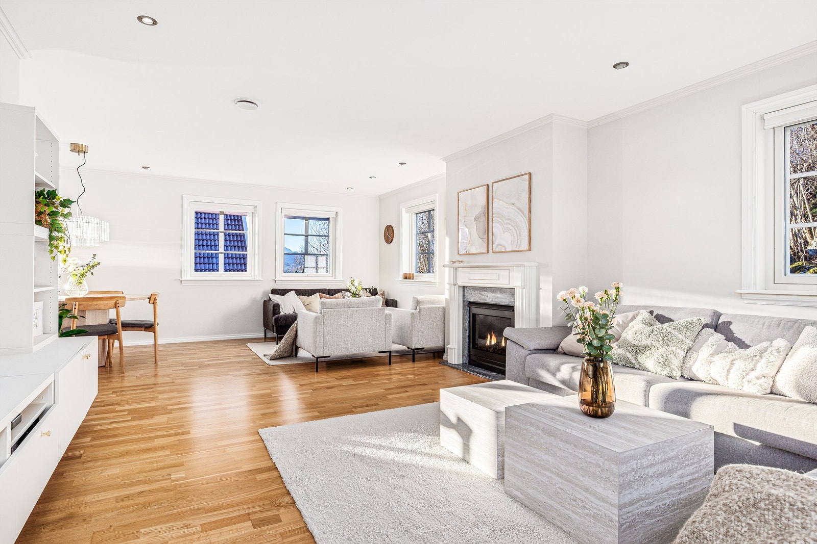 I stuen er det god plass til flere sofagrupper og spisebord. Galleribilde