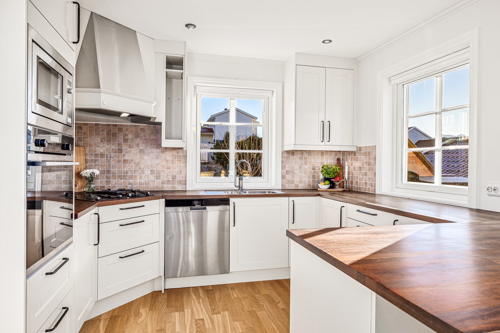 Stilren kjøkkeninnredning fra Norema med heltre benkeplate. Galleribilde