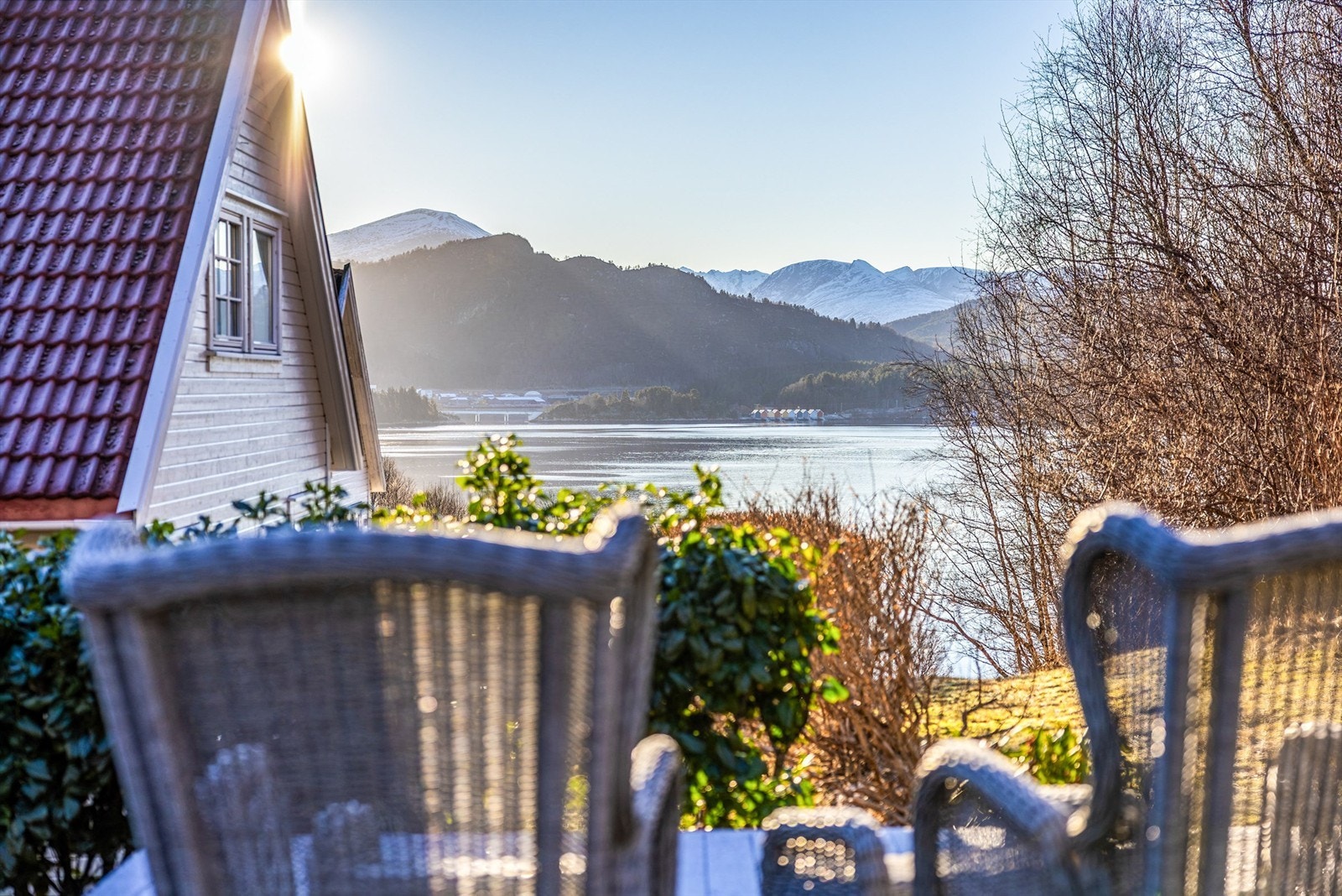 Fra terrassen kan du nyte utsikten over fjord og fjell. Galleribilde