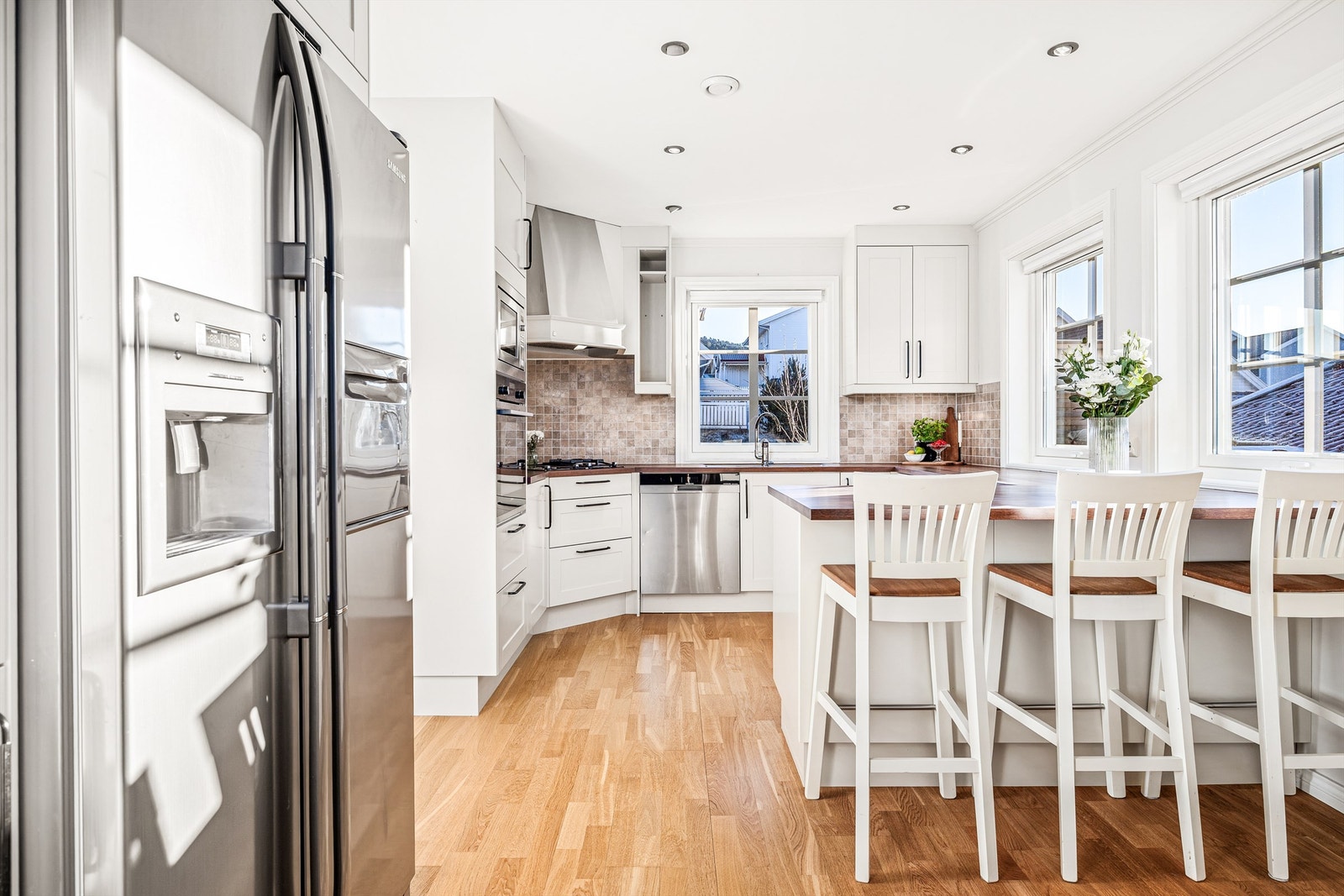 Videre er det integrert komfyr (ny 2024), mikrobølgeovn og platetopp/gassbluss. Oppvaskmaskin ny i 2021. Galleribilde