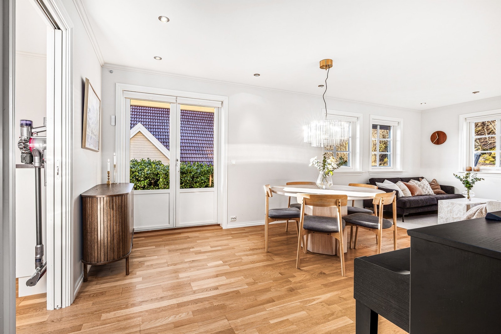 Fra stuen er det utgang til terrasse. Galleribilde