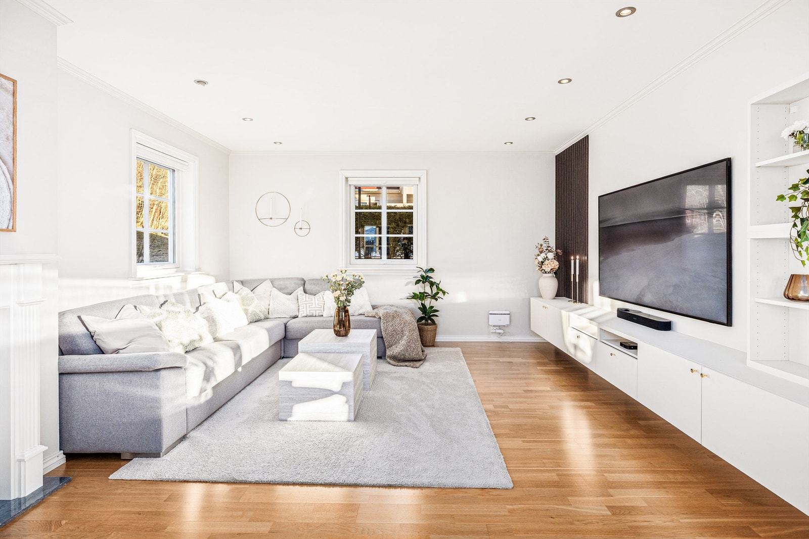 Koselig TV-hjørne med spotter i tak og spiler på vegg. Galleribilde