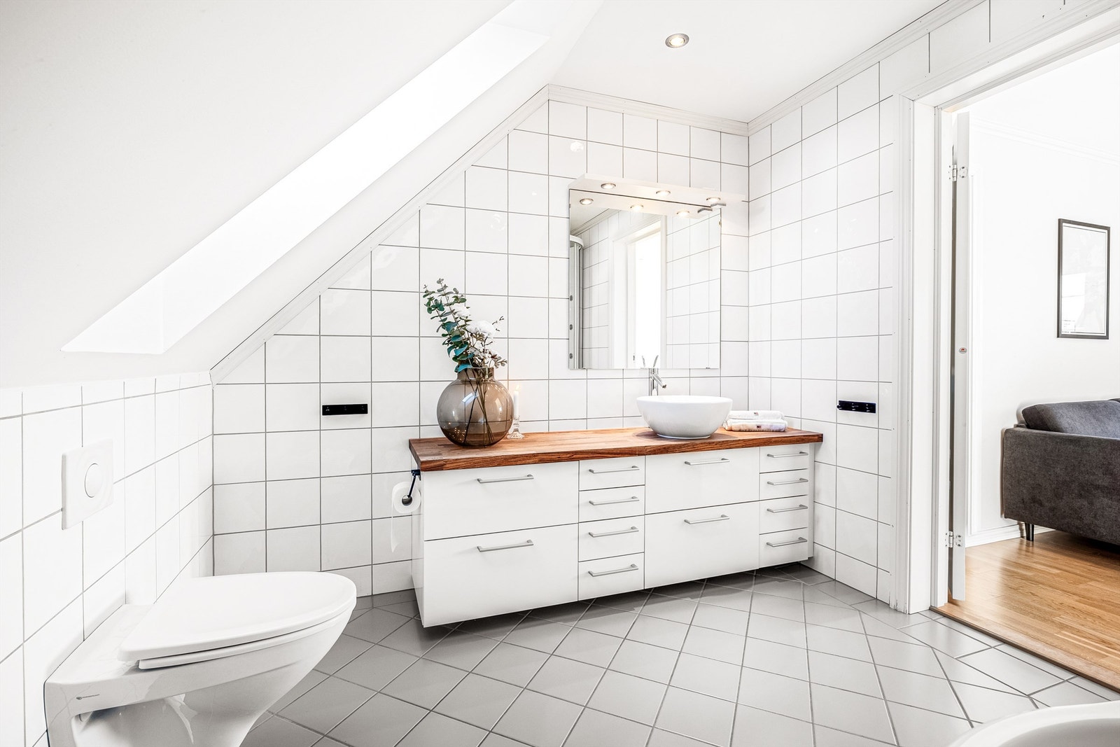 Baderomsinnredningen med heltre benkeplate og skuffer. Galleribilde