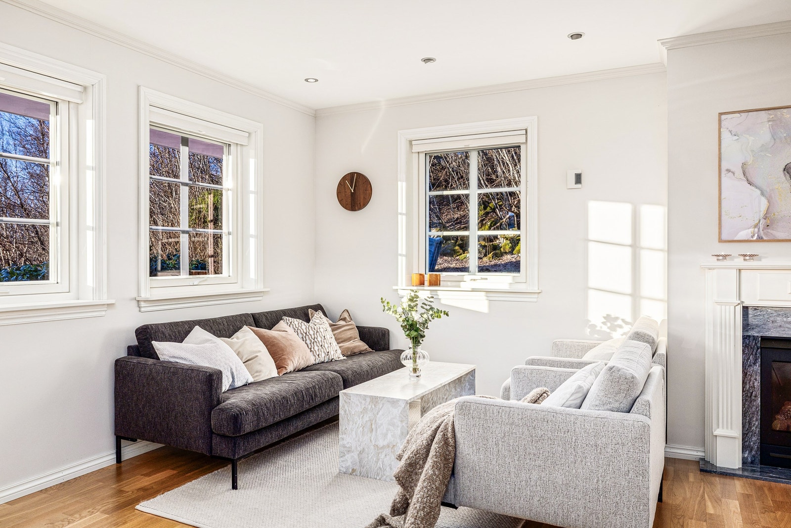 Her er det flere vinduer som gir rikelig med naturlig lysinnslipp. Galleribilde