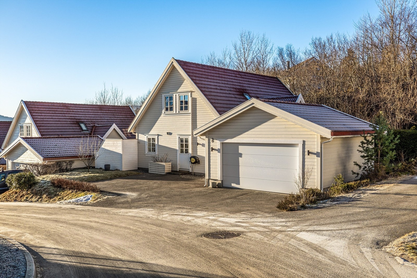 Eiendommen har asfaltert innkjørsel/biloppstillingsplass og garasje på 31m². Galleribilde