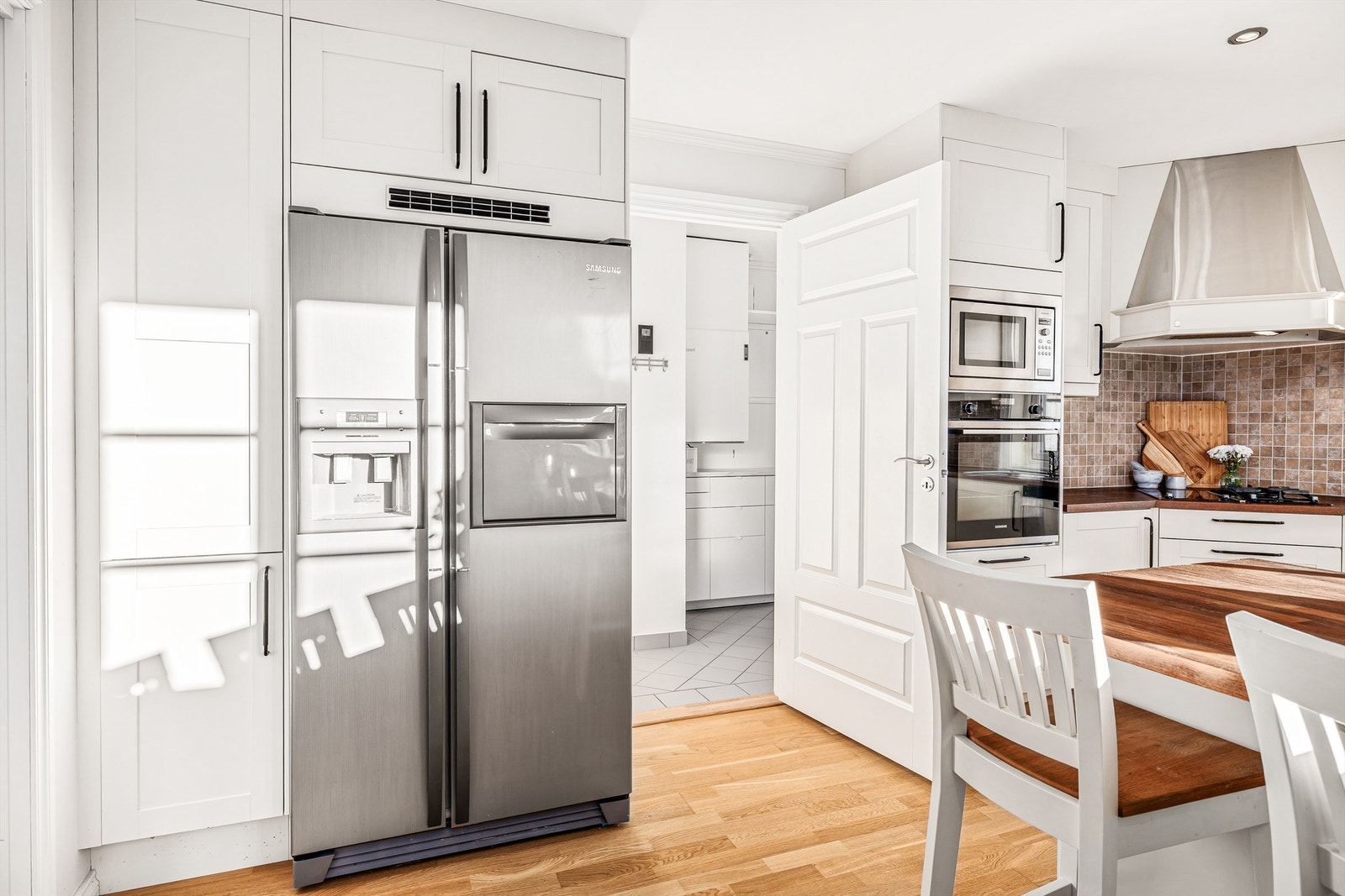 Kjøkkenet har rikelig med skapplass. Kjøleskap medfølger. Galleribilde