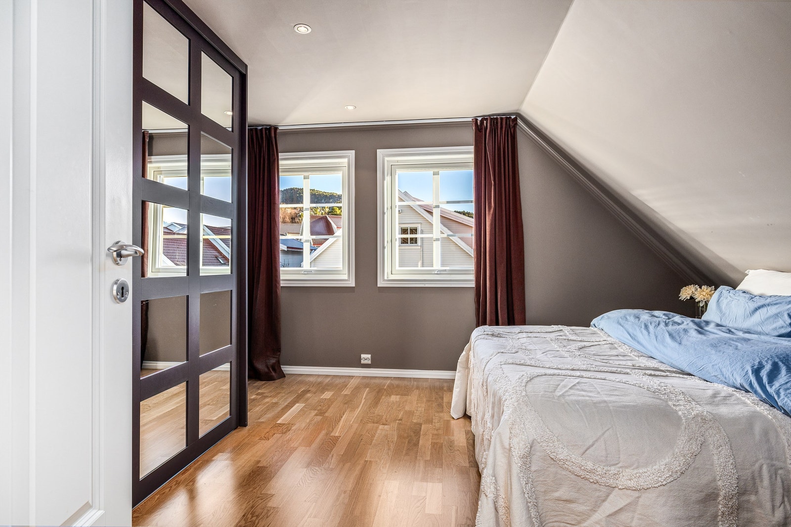 Hovedsoverommet har god plass til garderobeskap og har tilhørende bod/walk-in closet. Galleribilde
