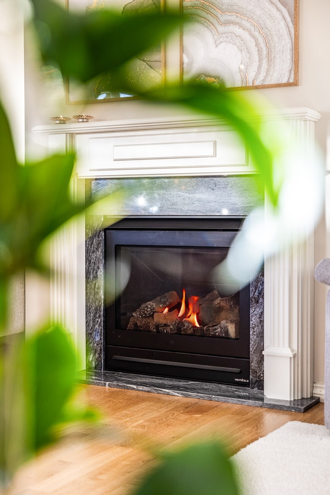 På stuen er det lun gasspeis. Galleribilde