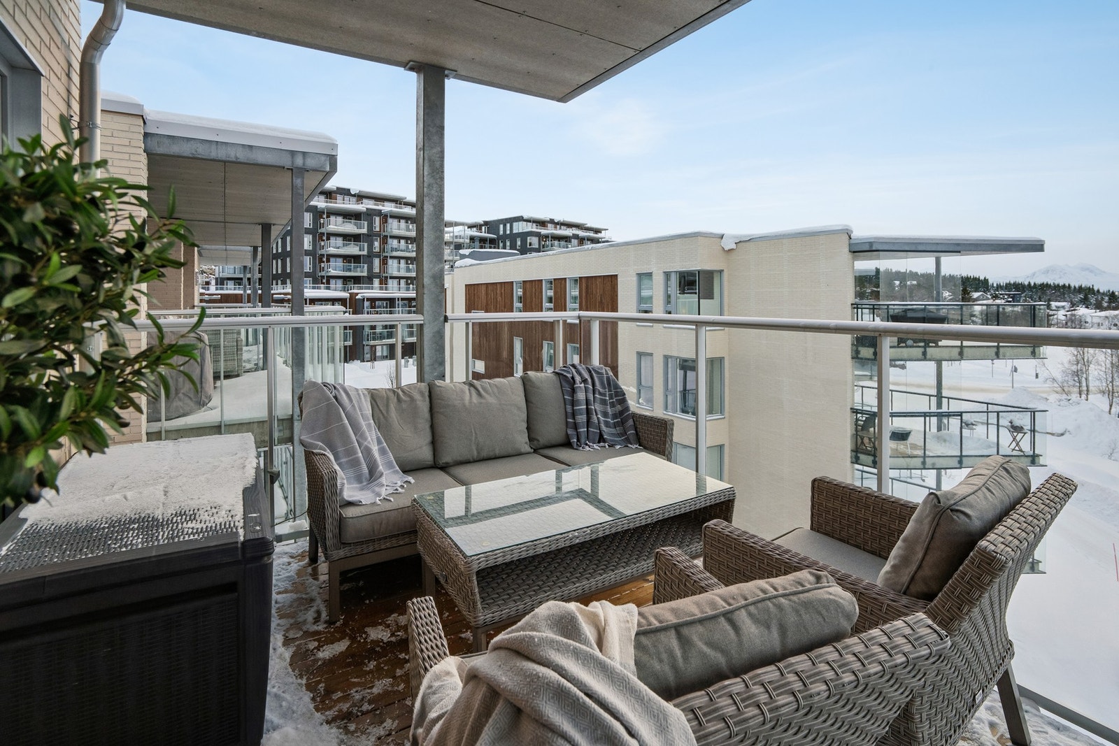 Det er utgang til en romslig balkong fra stuen Galleribilde