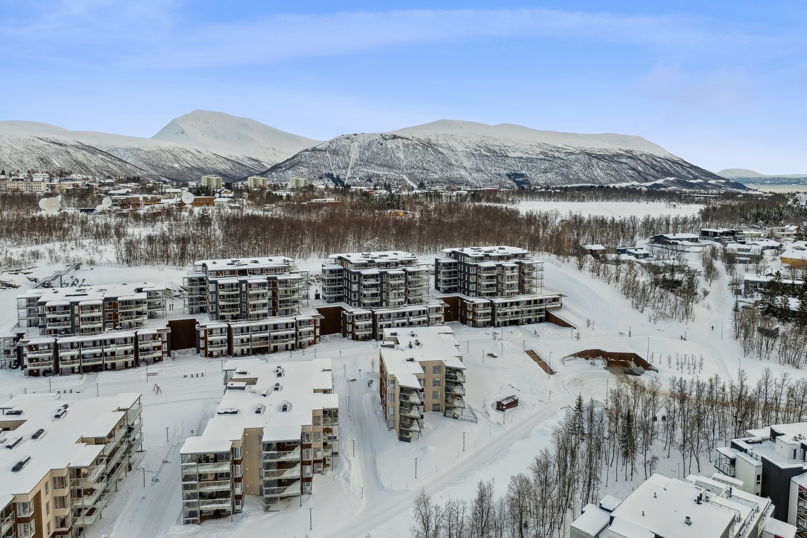 Like i "bakgården" ligger lysløypa og Prestvannet som gir flotte turmuligheter både sommertstid og på vinteren Galleribilde