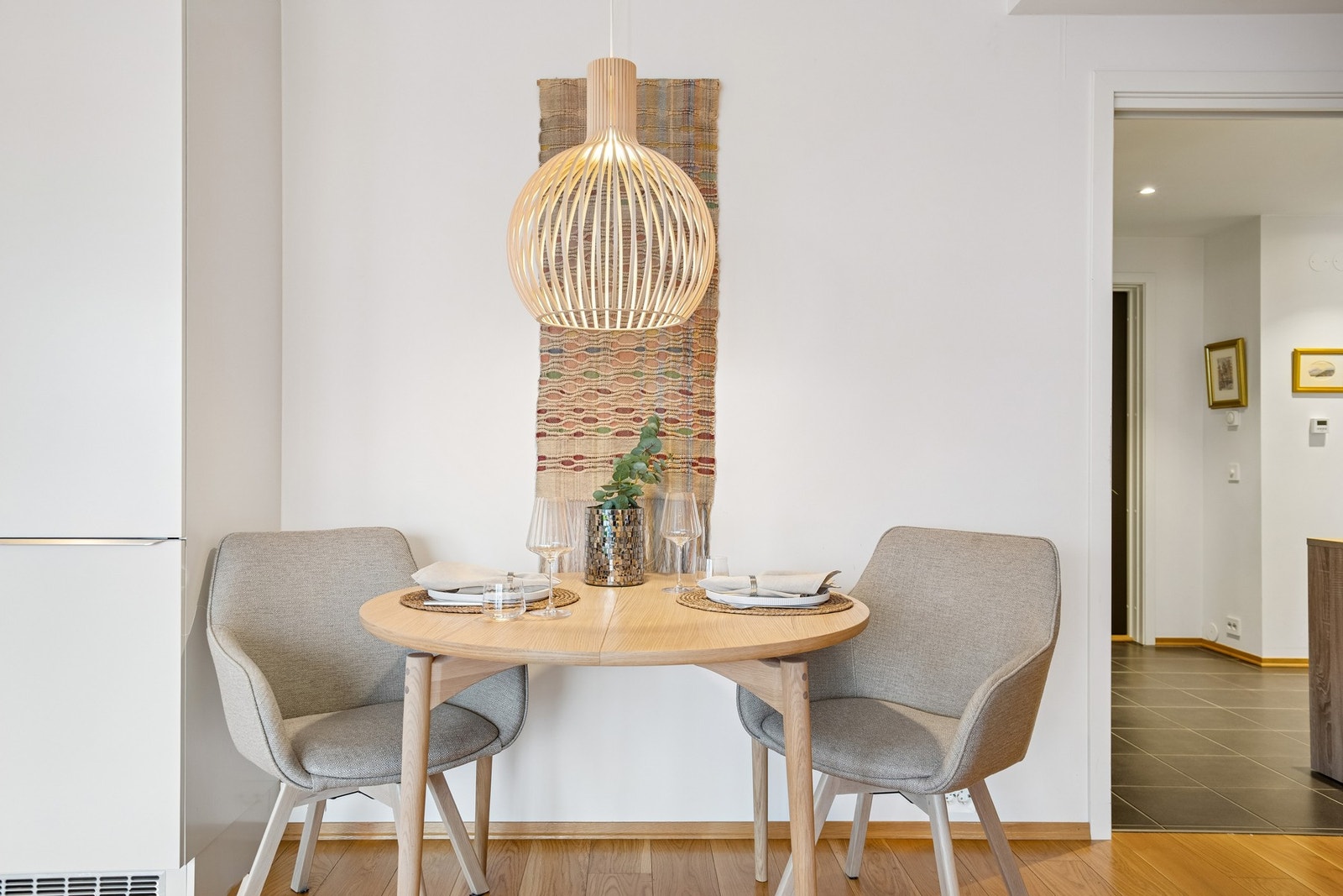 Det er også plass til spisestuemøbler. Lampen over spisebordet følger ikke med salget. Galleribilde