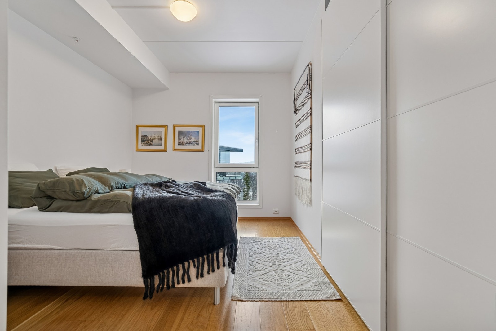 Hovedsoverommet har god plass til både dobbeltseng og garderobeløsning Galleribilde