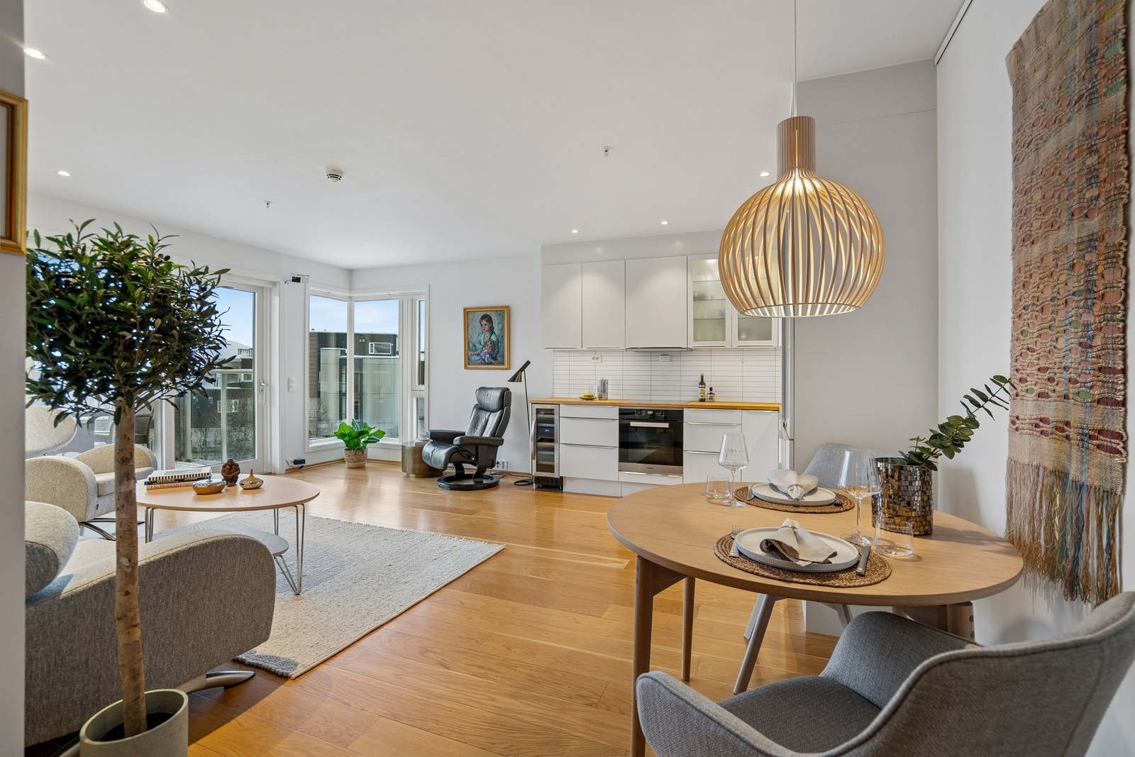 Det er åpen løsning i stue og kjøkken som gir en sosial og luftig planløsning Galleribilde