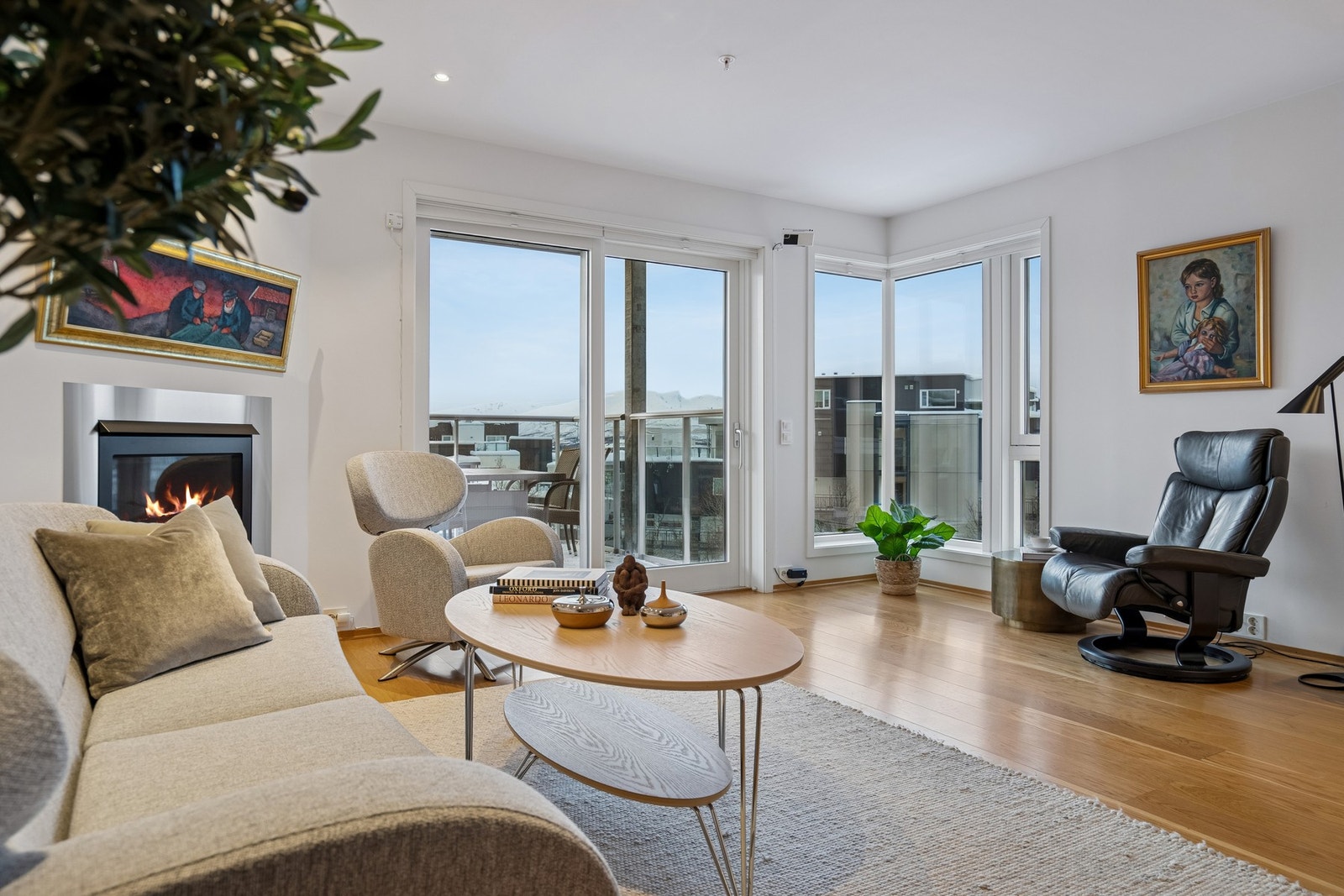 Eiendomsmegler1 v/Thea Mietinen Røslie presenterer Workinntoppen 3 - en strøken 3-roms leilighet i toppetasjen med garasjeplass! Galleribilde