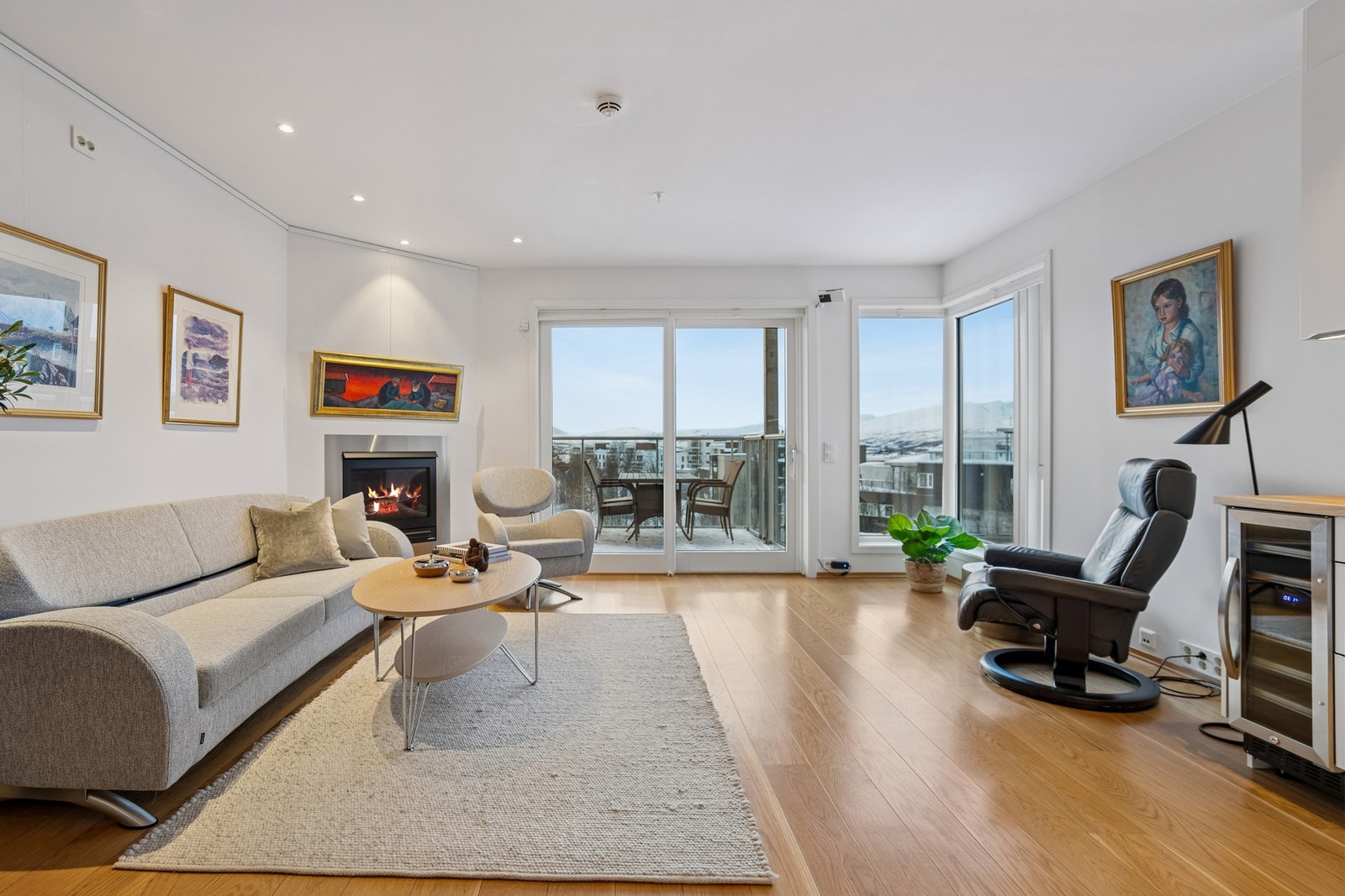 Romslig stue med rikelig av møbleringsmuligheter Galleribilde