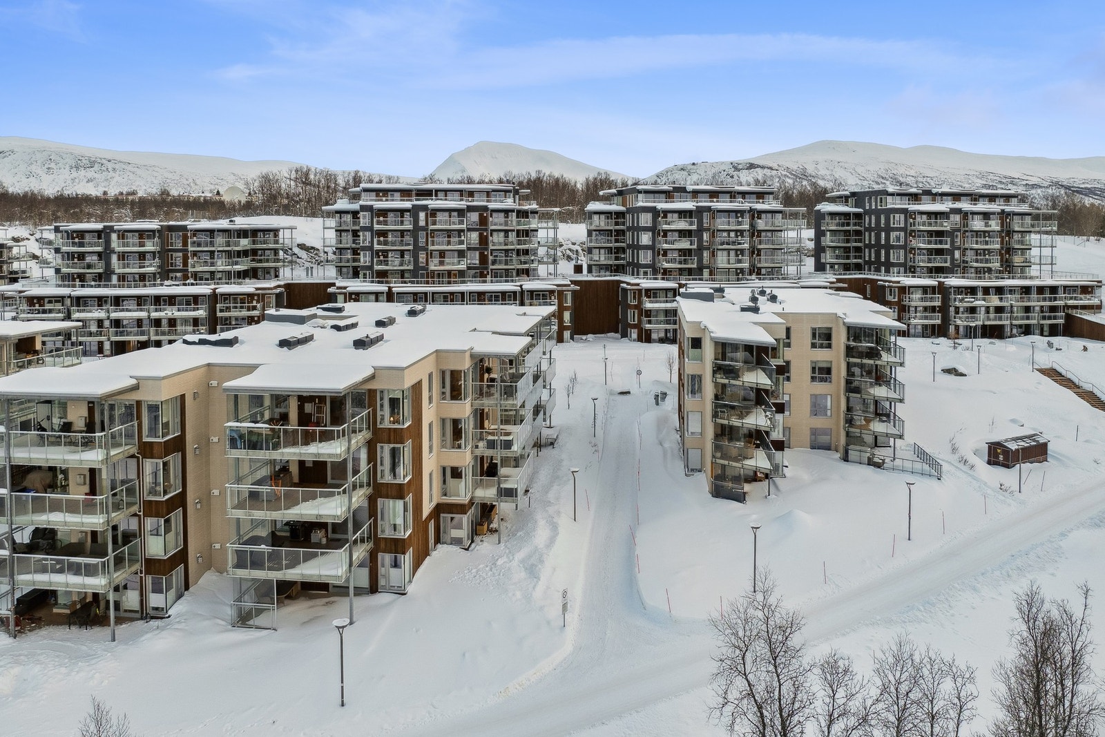 Du finner både skoler og barnehager i området. Det er også kort vei til busstopp, Tromsø sentrum, Jekta/K1 m.m Galleribilde