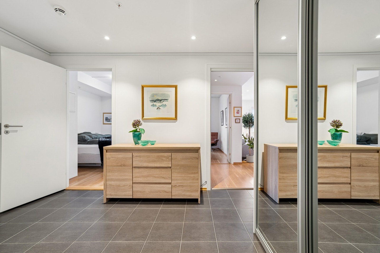 Entréen er romslig med god plass til ulike møbler for ekstra oppbevaring. Det er også innvendig bod Galleribilde