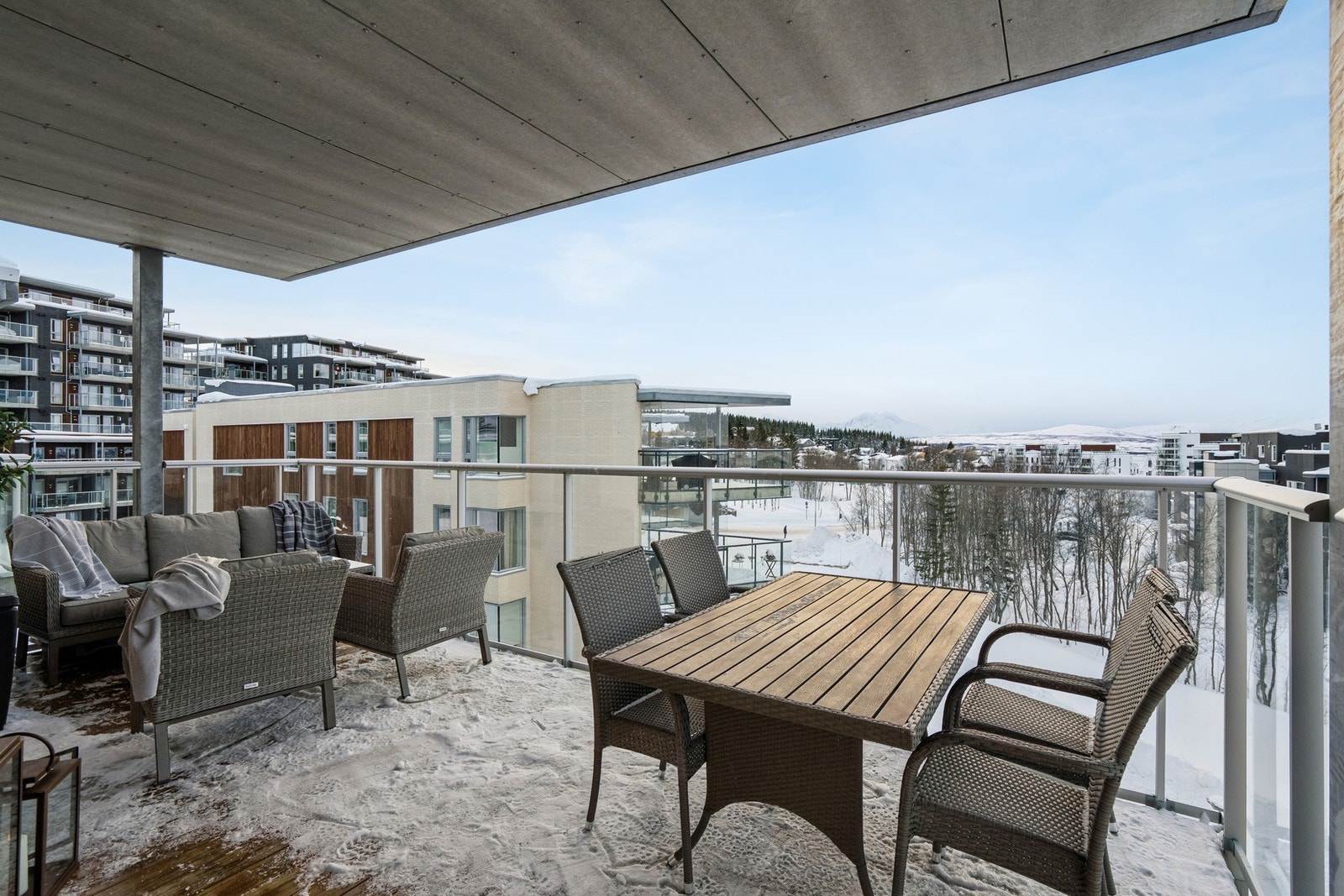 Balkongen har god plass til møblering - perfekt for å nyte lange sommerkvelder Galleribilde