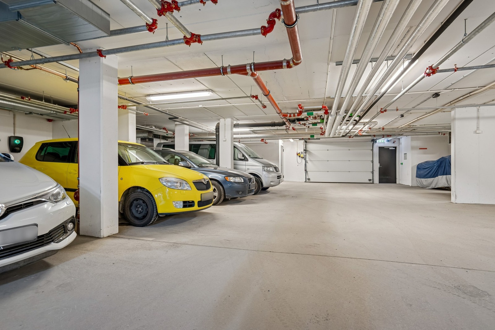 Parkering i sameiets garasjeanlegg. Det er installert EL-bil lader Galleribilde