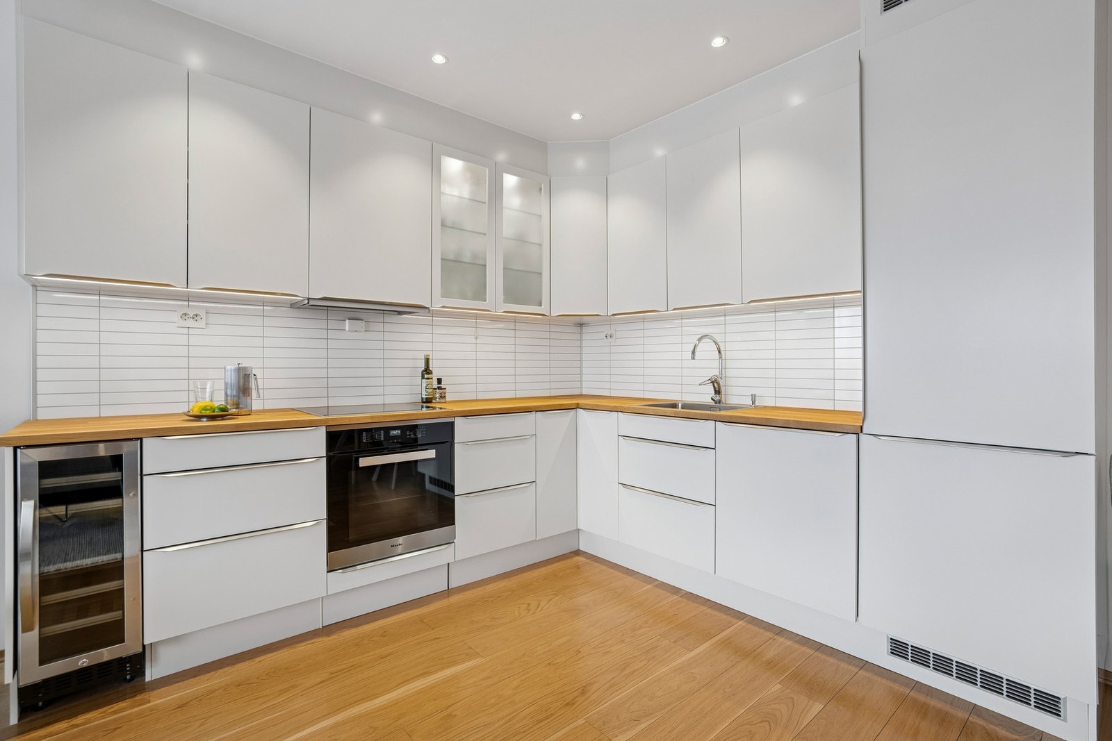 Kjøkkenet har rikelig med både skap-og oppbevarigsplass Galleribilde