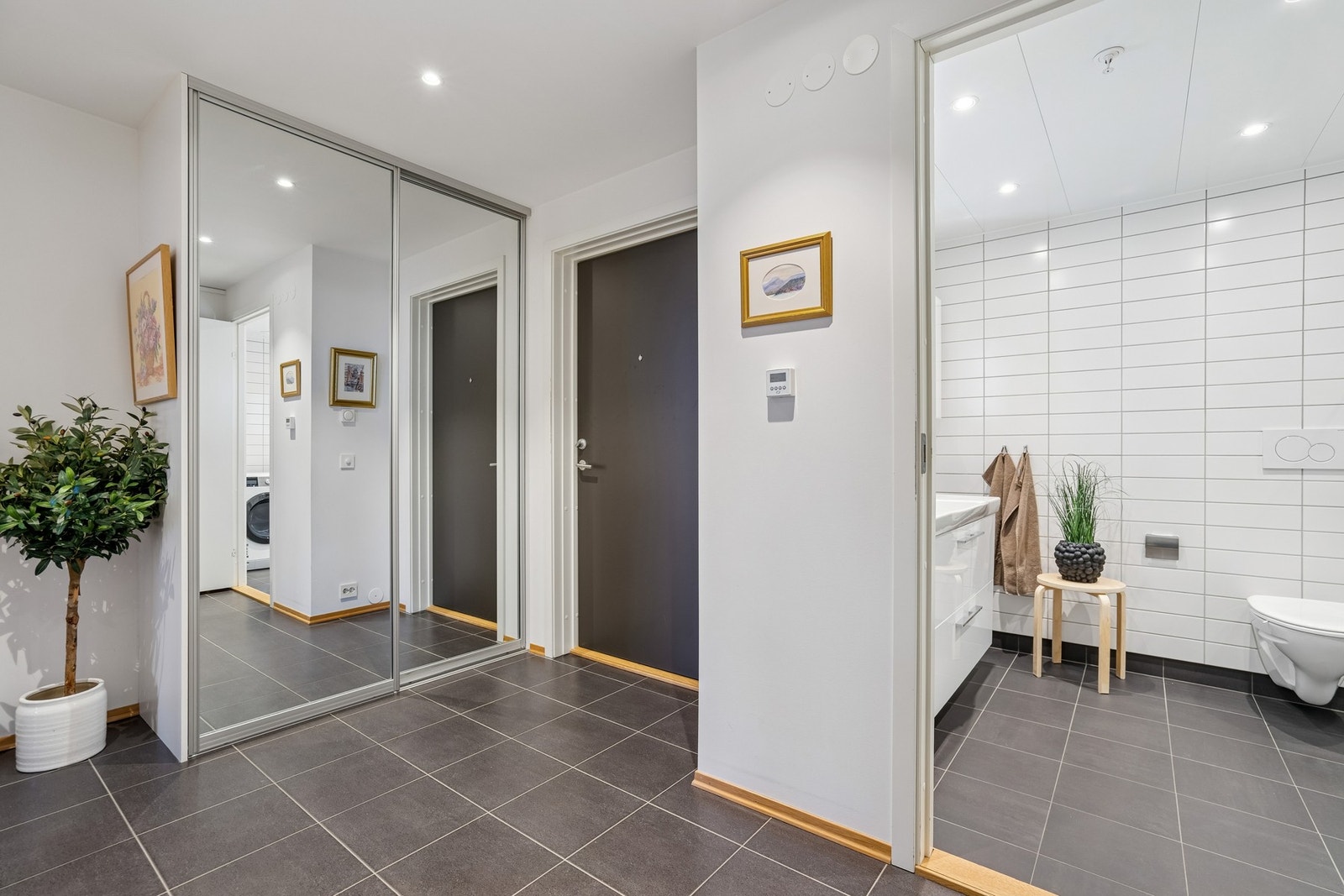 Velkommen inn! Praktisk og stor entré med flislagt gulv og rikelig med oppbevaringsplass Galleribilde