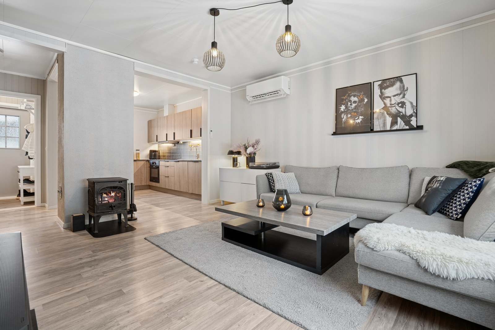 Lys og åpen stue-/kjøkkenløsning. Galleribilde