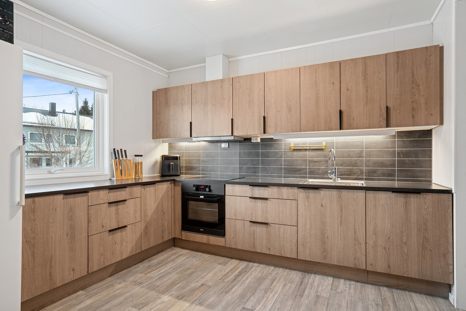 Det er integrert oppvaskmaskin, komfyr og platetopp. Galleribilde