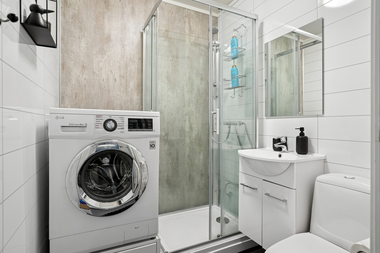 Oppusset bad fra 2020 med innredning bestående av servant, toalett og dusjkabinett, samt opplegg for vaskemaskin. Galleribilde