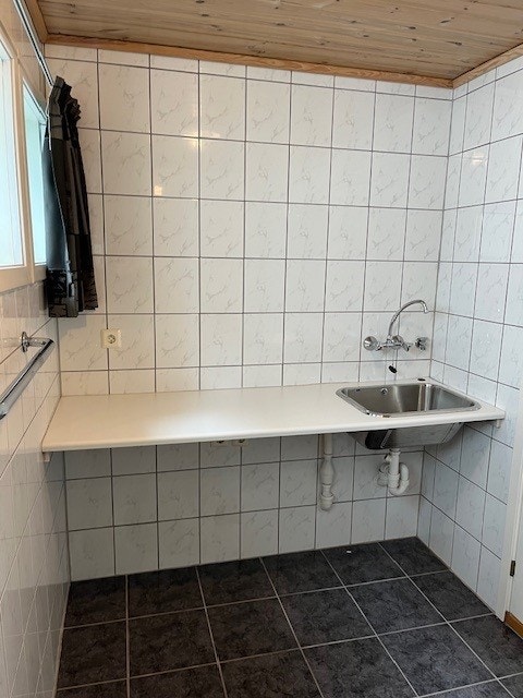 Flislagt bad med vaskemaskin og tørketrommel Galleribilde