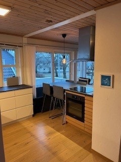 Store vindusflater som slipper inn rikelig med dagslys Galleribilde