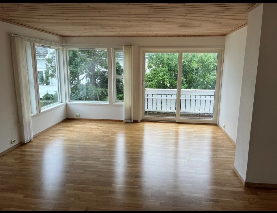 Veggen til høyre er idag revet og det er laget til åpen kjøkkenløsning. Galleribilde