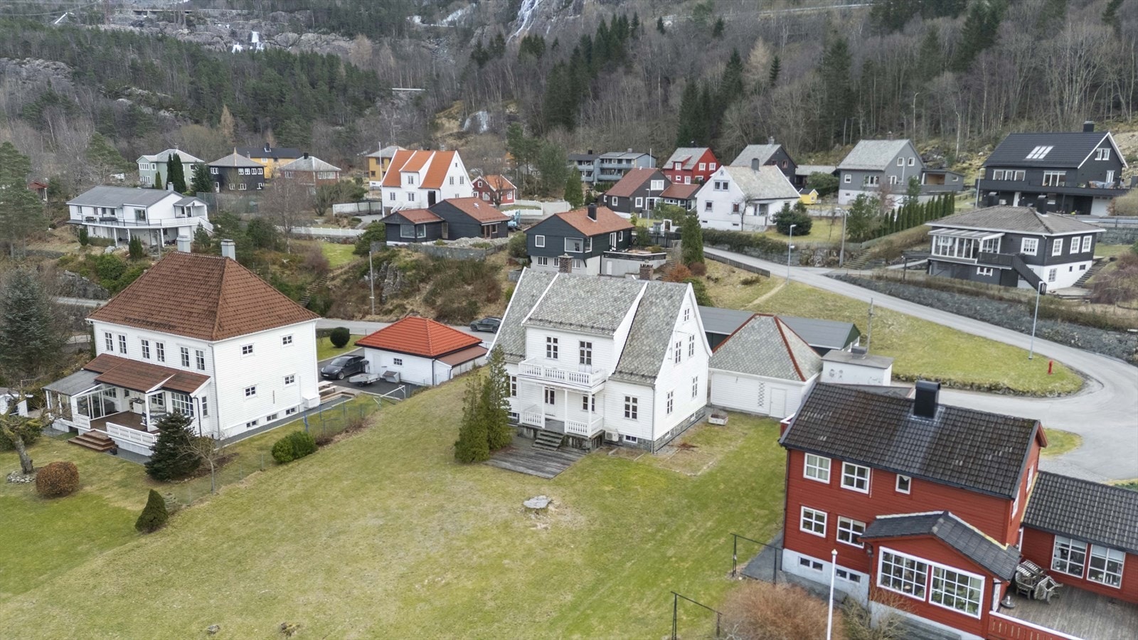 Eigedomen er ein ærverdig villa frå ca 1919 Galleribilde