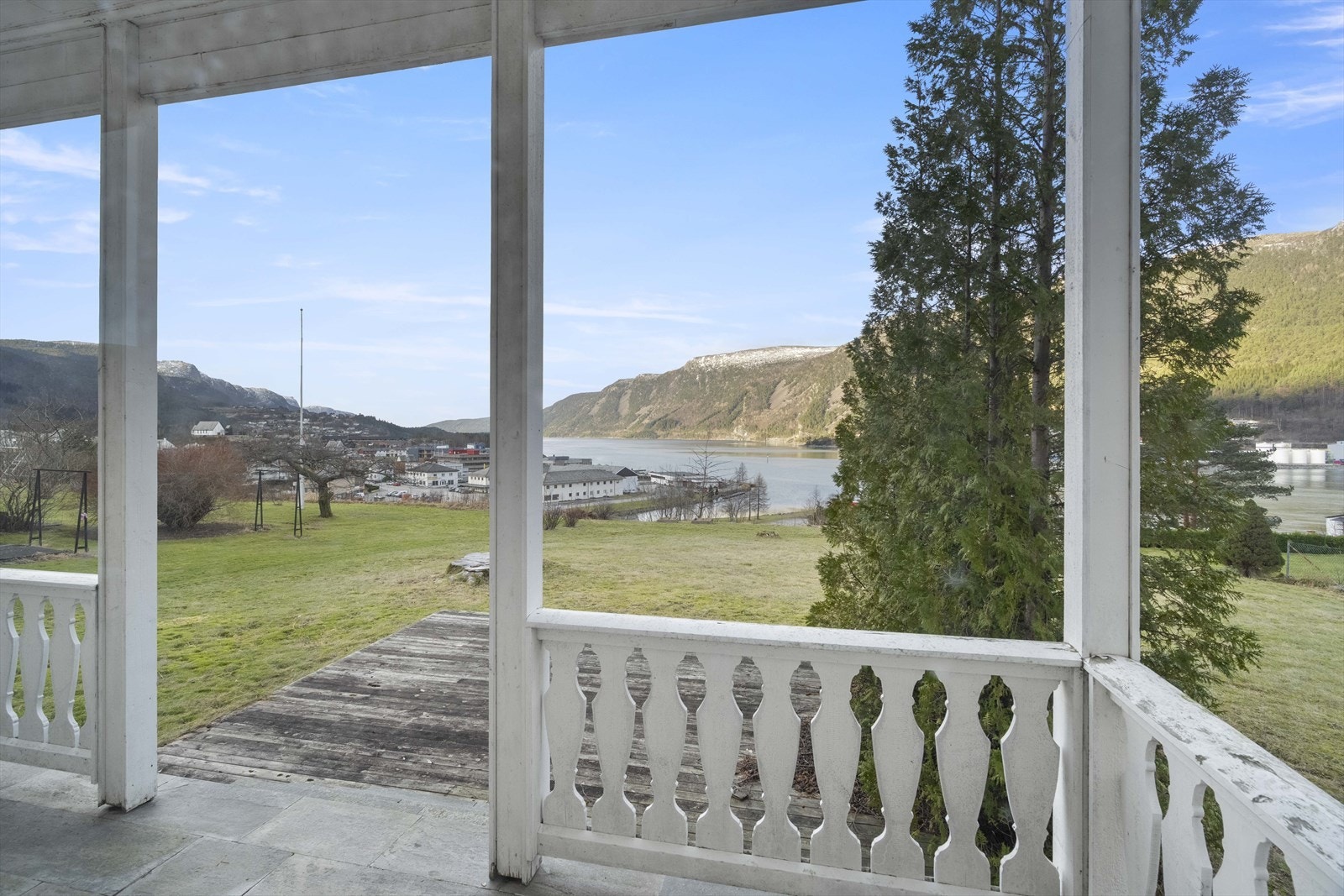 Overbygt uteplass med tilkomst frå stova Galleribilde