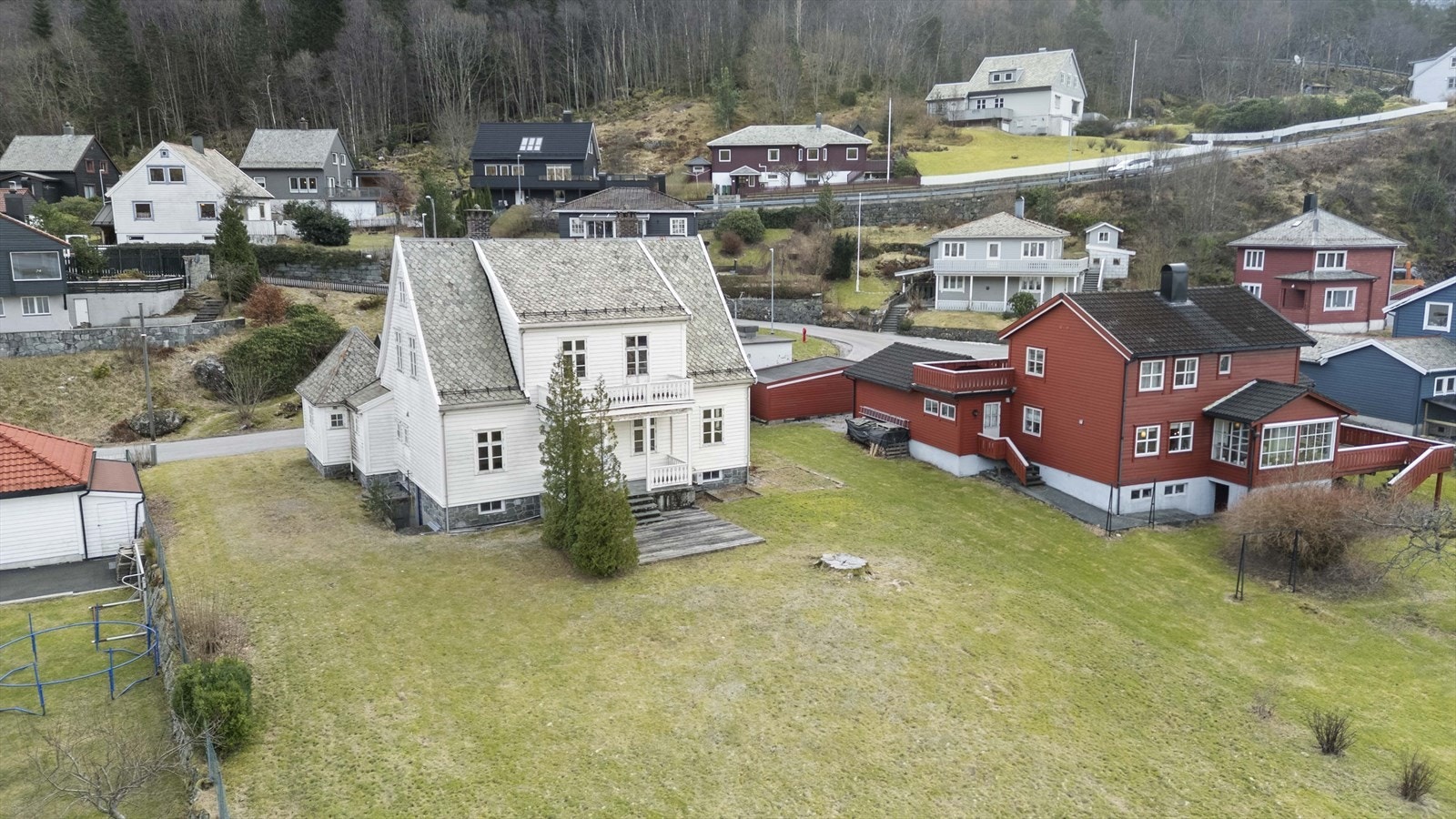 Eigedomen har ei stor tomt på ca 1300 m2 Galleribilde