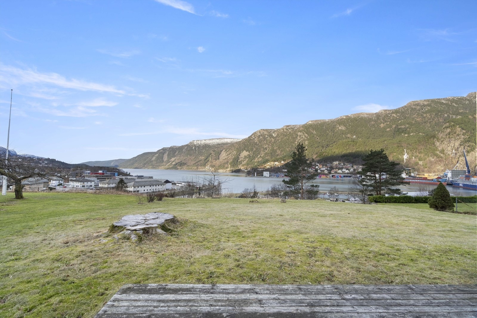 Eigedomen har en stor hage med utsikt mot fjorden og sentrum Galleribilde