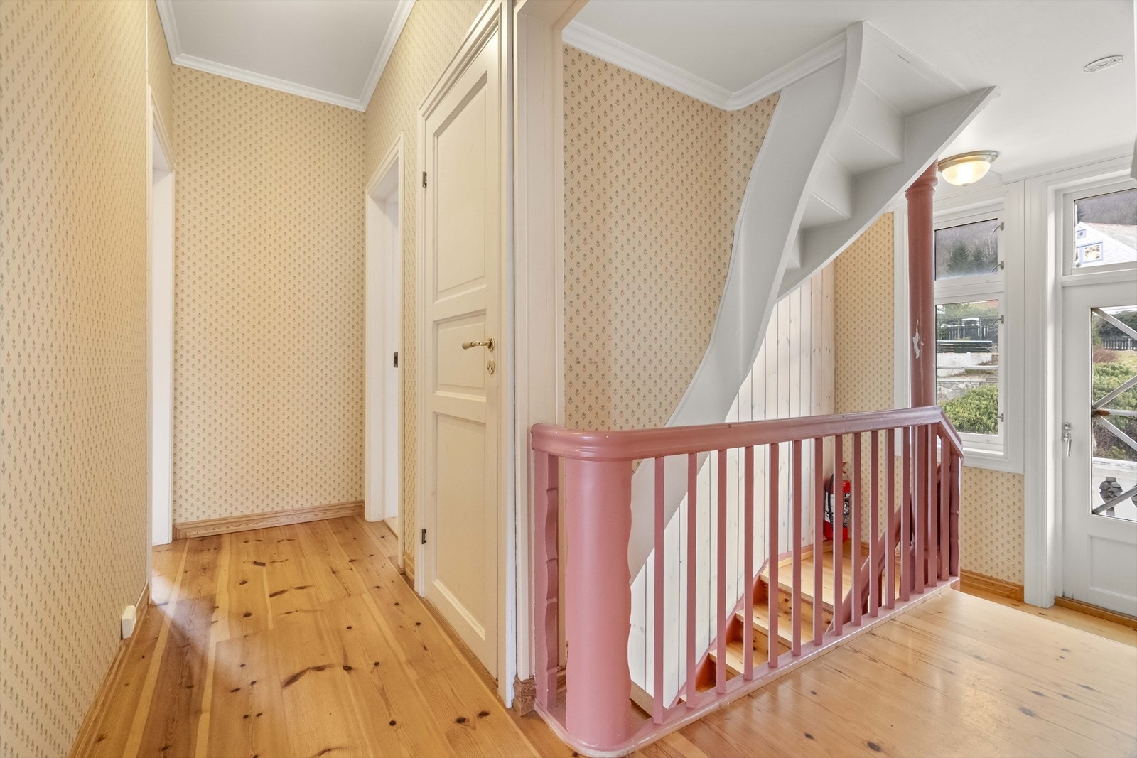 Gang loftsetasjen Galleribilde