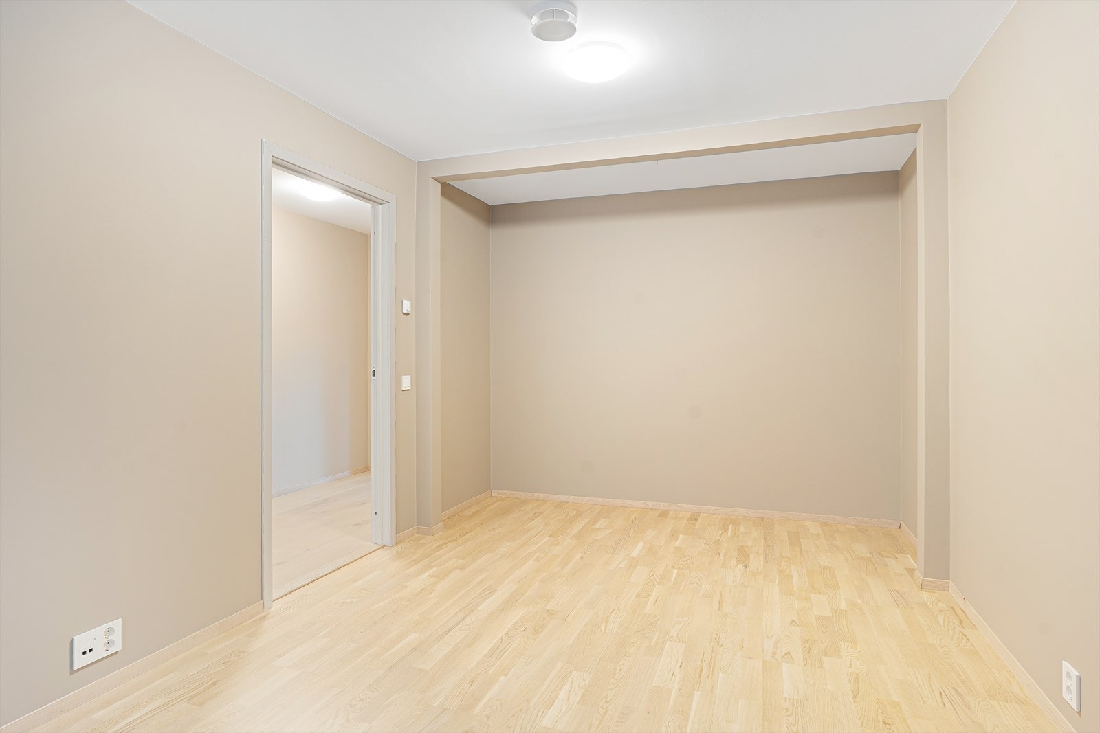 Leiligheten har til sammen to soverom. Hovedsoverommet har garderobenisje og god plass til dobbeltseng. Galleribilde