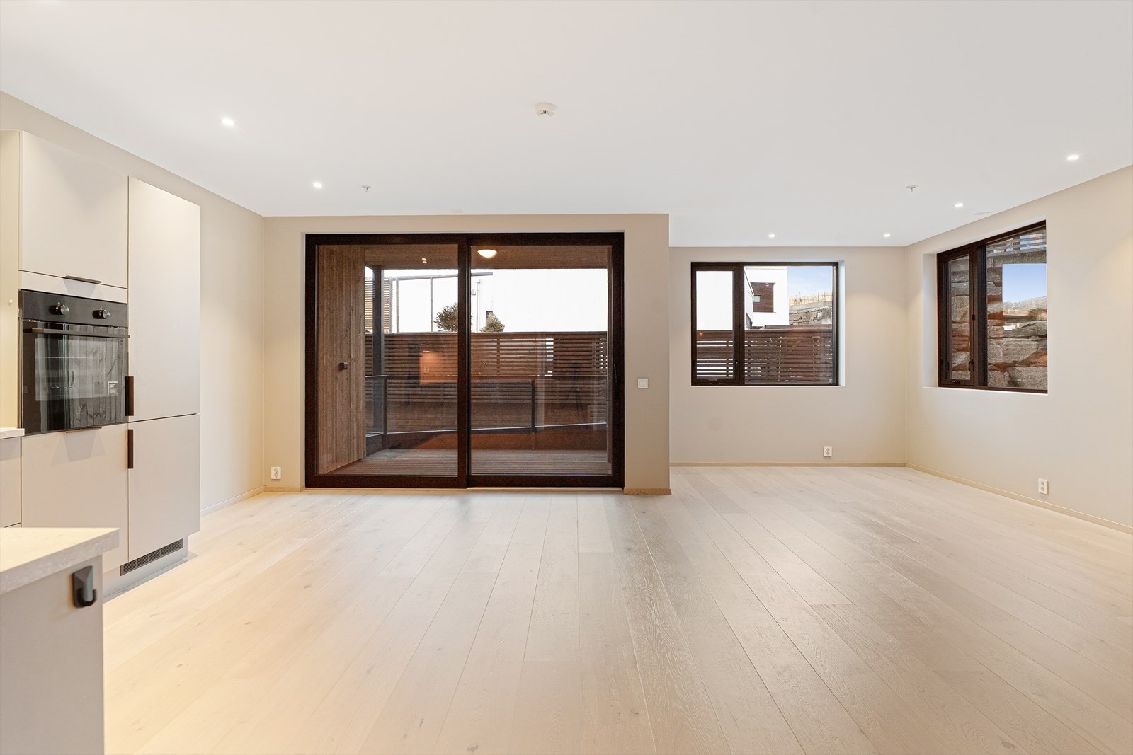 En stor skyvedør fører ut til balkongen. Galleribilde