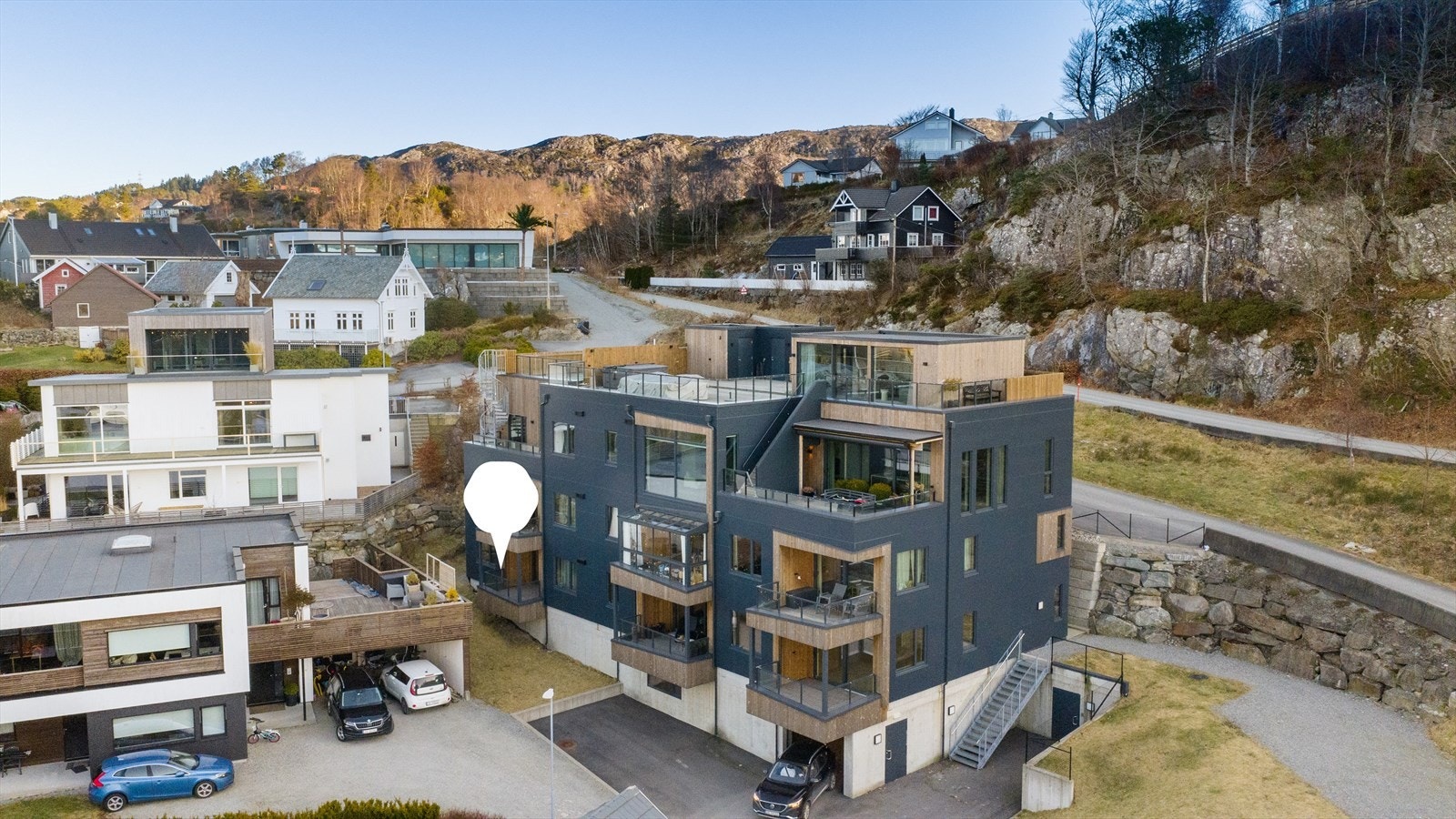 Leiligheten ligger i høy 1. etasje og disponerer sportsbod og parkeringsplass i felles, lukket garasjeanlegg under bygget. Galleribilde