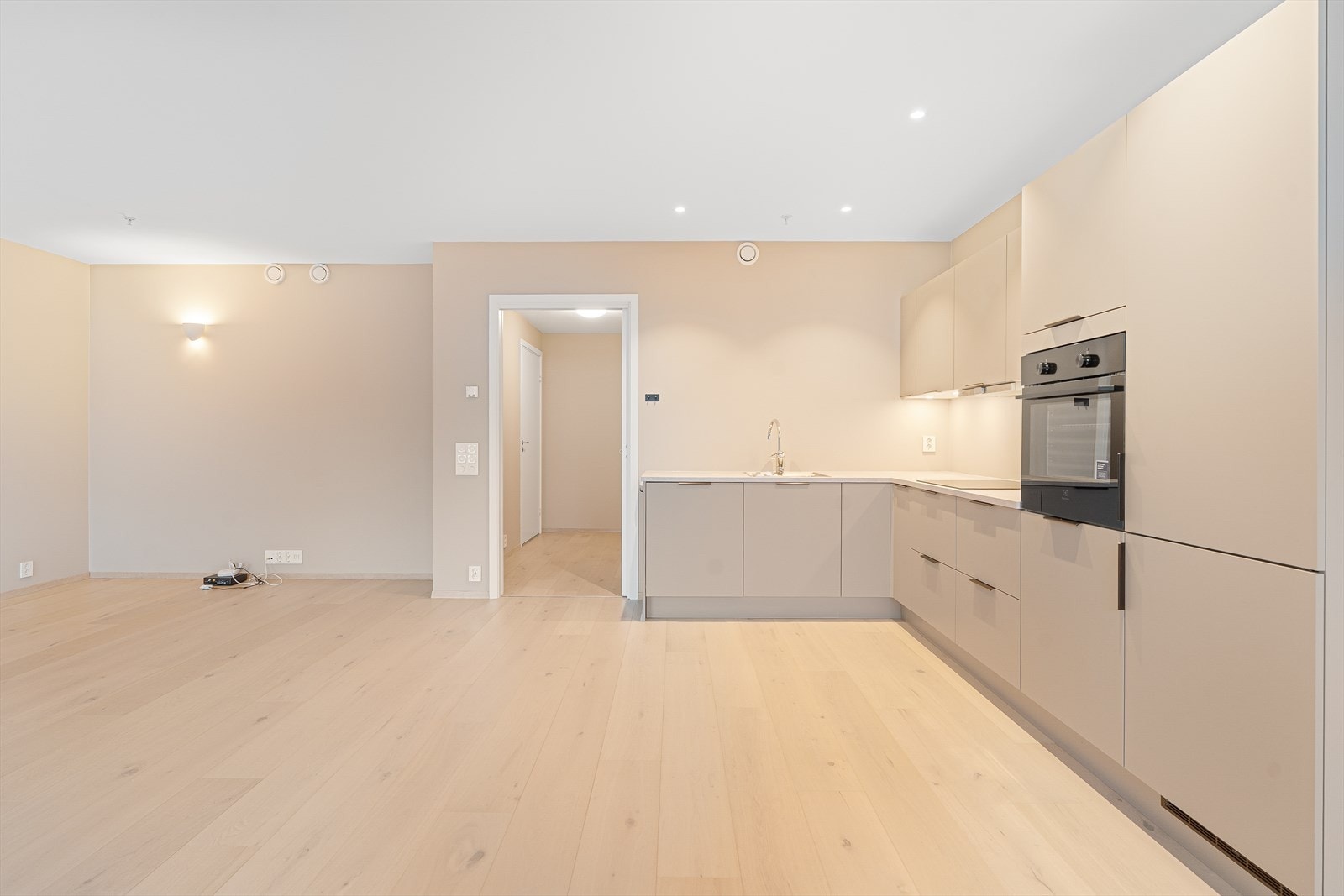 Delikat kjøkkeninnredning fra HTH i lys utførelse. Galleribilde