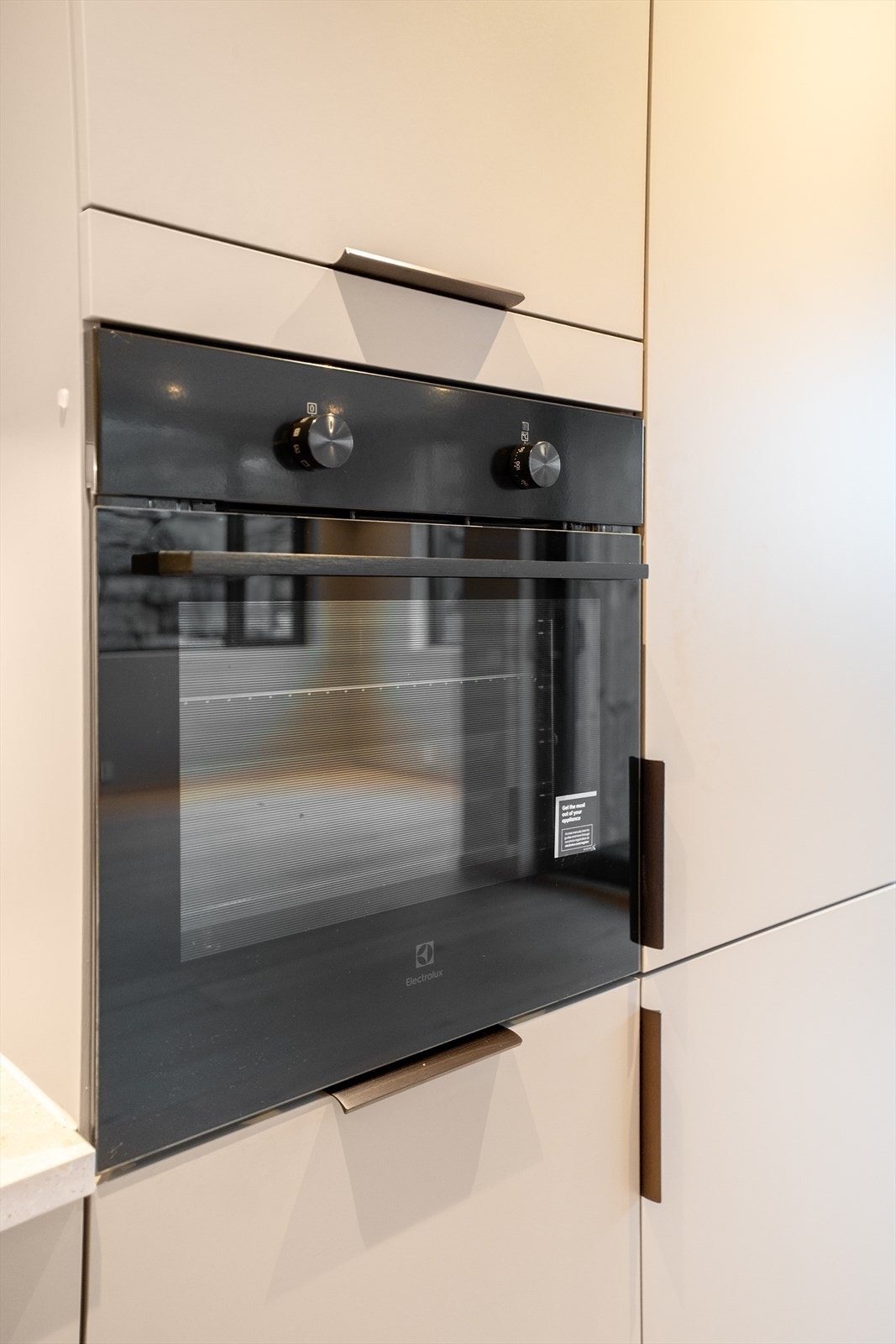 Kjøkkenet er utstyrt med integrerte hvitevarer i form av kombiskap, oppvaskmaskin, komfyr og induksjonstopp. Galleribilde